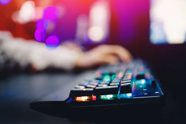Sala de estúdio profissional do jogador de vídeo cibernético com poltrona de computador pessoal, teclado para fluxo em fundo de borrão de cor de néon, foco suave — Fotografia de Stock