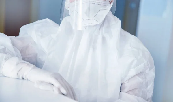 Clínica enfermera en trajes de protección y máscaras en zona roja de control covid19 coronavirus — Foto de Stock