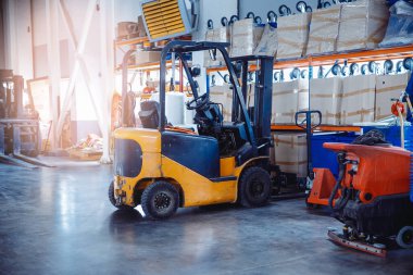 Lojistik konsept, depo yükleyicisinde endüstriyel forklift