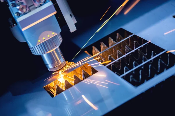 Corte de gravação a laser CNC de metal pesado com faísca leve. Concept background moderna tecnologia industrial — Fotografia de Stock