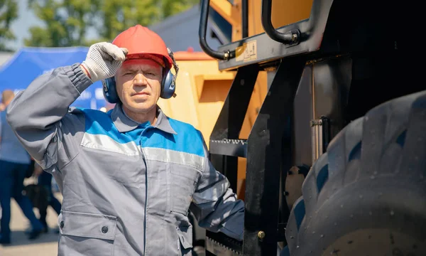 Camion jaune conducteur sur charbon à ciel ouvert. Concept industrie homme travailleur — Photo