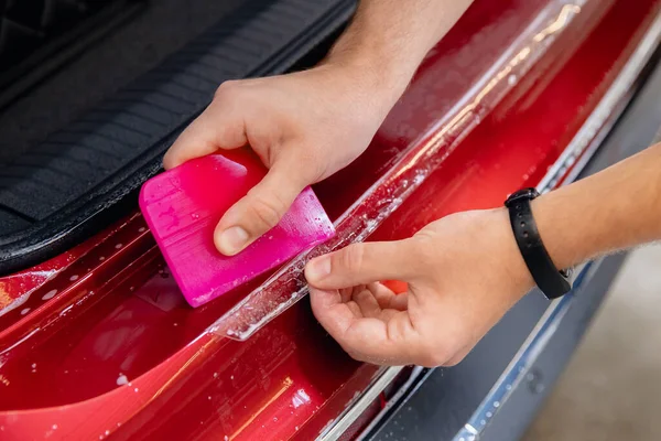 Master man instaluje vinylové fólie chránit kufr nakládací plochy auto barva těla — Stock fotografie