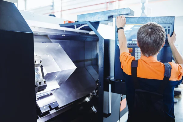 Herramienta de uso del trabajador en la máquina de torno en el piso de fábrica. Industria retrato personas Imágenes de stock libres de derechos