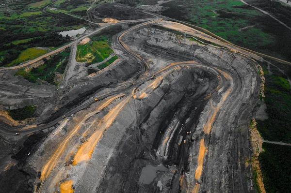 Vue aérienne de dessus Mine à ciel ouvert, industrie extractive pour camion minéral de charbon Images De Stock Libres De Droits