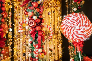 Noel ve Yeni Yıl tatili kırmızı elma ve çam kozalağıyla aydınlık bir arkaplan