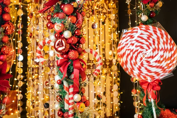Kerstvakantie en nieuwjaar bokeh lichte achtergrond met rode appel en dennenappel — Stockfoto