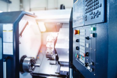 El işçiliği otomasyonu, modern teknolojiler. CNC kontrol paneli. Detaylı makine fabrikası için sondaj robotu.