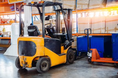 Depo lojistik mağazasında endüstriyel sarı forklift