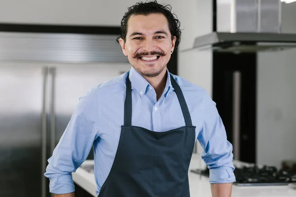 Портрет Молодого Латиноамериканського Шеф Кухаря Кухні Мексиці — стокове фото