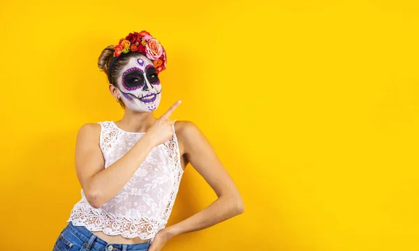 Mexican Catrina Portrait Young Latin Woman Pointing Aside Yellow Copy — Stock Photo, Image