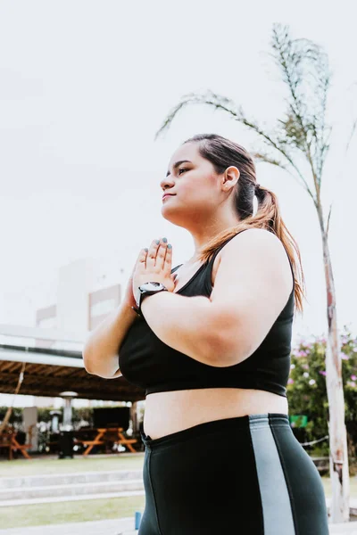 Meksika Yoga Dersinde Elleri Dua Pozisyonunda Duran Iri Yarı Latin — Stok fotoğraf