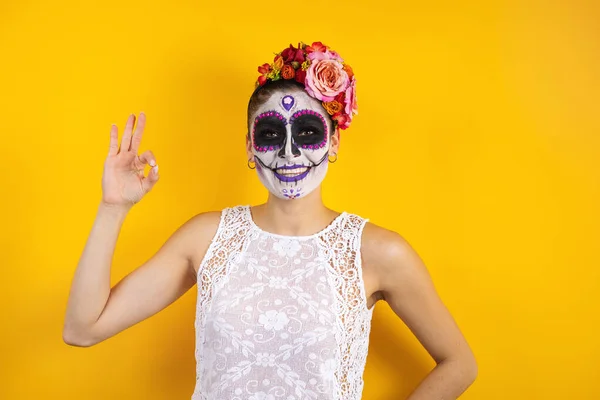Mexicaanse Catrina Portret Van Jonge Latijnse Vrouw Wijst Opzij Gele — Stockfoto