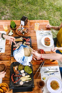 Latin Amerika 'da bir restoran terasında Meksika yemeği yiyen bir grup Latin arkadaş.