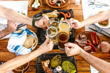 Latin kökenli bir grup arkadaş bira, michelada içecekleri ve Meksika yemekleri için buluşuyor. Meksika 'nın Latin Amerika' sındaki restoran terasında kadeh kaldırıyorlar.