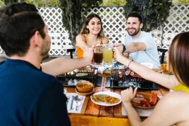 Latin kökenli bir grup arkadaş bira, michelada içecekleri ve Meksika yemekleri için buluşuyor. Meksika 'nın Latin Amerika' sındaki restoran terasında kadeh kaldırıyorlar.