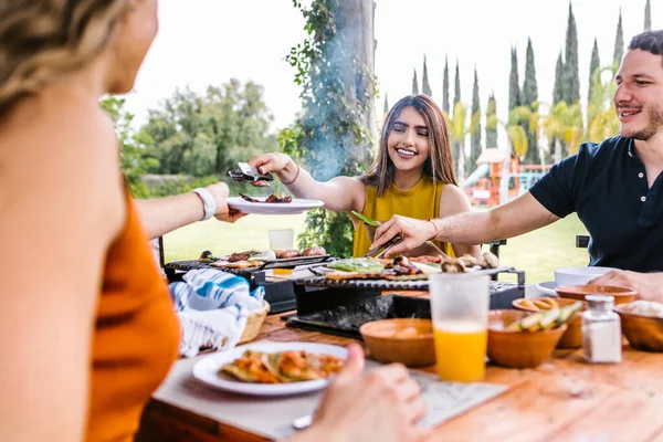 Groupe Amis Latins Mangeant Nourriture Mexicaine Dans Restaurant Terrasse Mexique — Photo