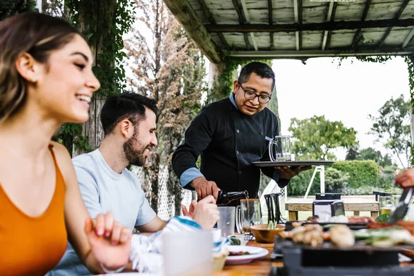 Groep Latijnse Vrienden Eten Taco Een Mexicaans Restaurant Bar Bijgewoond — Stockfoto