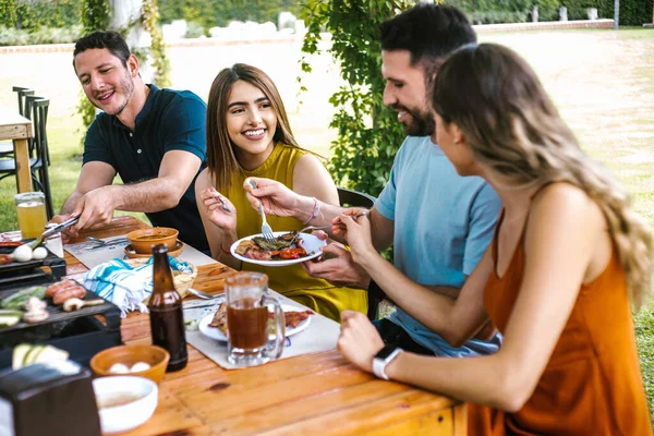 Grupo Amigos Latinos Comiendo Comida Mexicana Una Terraza Restaurante México —  Fotos de Stock