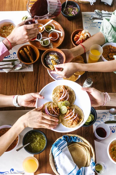 Латиноамериканцы Едят Мексиканскую Кухню Жареные Тако Пряную Сальсу Тортильи Пиво — стоковое фото