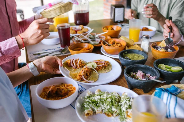 Latinos Comiendo Comida Mexicana Tacos Parrilla Salsa Picante Tortillas Cerveza —  Fotos de Stock