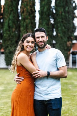 Latin Amerika 'da aşık genç bir çift eğleniyor ve güzel doğanın tadını çıkarıyor.