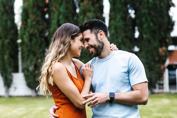 Joven Pareja Hispana Enamorada Divirtiéndose Disfrutando Hermosa Naturaleza América Latina —  Fotos de Stock