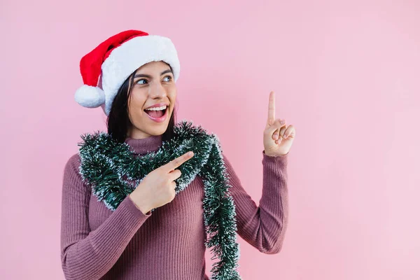 Retrato Jovem Mulher Latina Com Espaço Cópia Conceito Natal Fundo — Fotografia de Stock