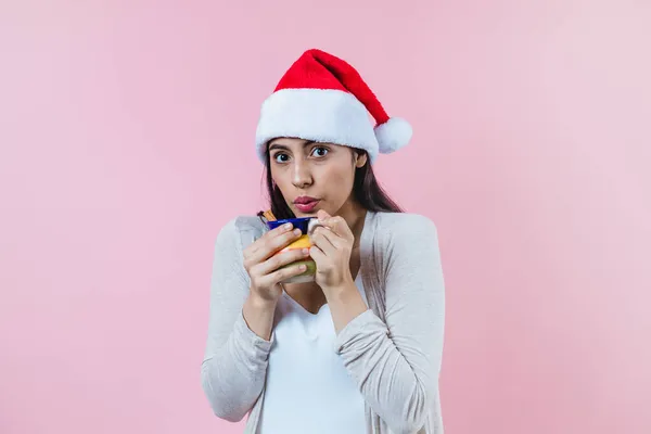 Mulher Natal Hispânico Com Uma Caneca Barro Café Frutas Soco — Fotografia de Stock