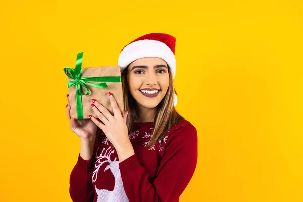 Retrato Mulher Latina Segurando Caixa Presente Natal Fundo Amarelo América — Fotografia de Stock