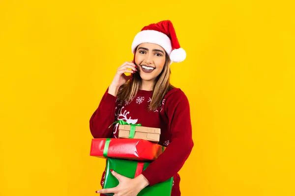 Retrato Mulher Latina Segurando Caixa Presente Natal Chamando Por Telefone — Fotografia de Stock