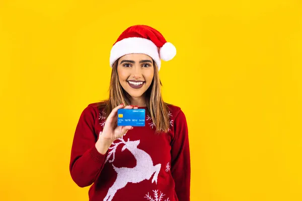 Retrato Mulher Latina Segurando Cartão Crédito Para Fazer Compras Natal — Fotografia de Stock