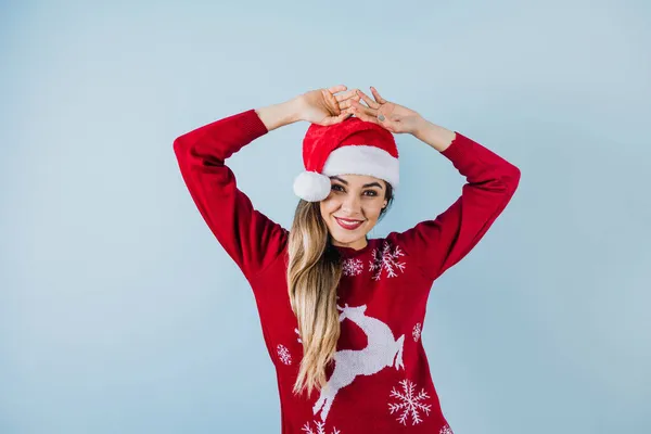 Giovane Donna Latina Che Tiene Regali Natale Cappello Natale Sfondo — Foto Stock