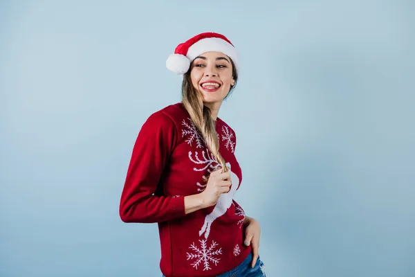 Young Latin Woman Holding Christmas Presents Christmas Hat Blue Background — Stock Photo, Image