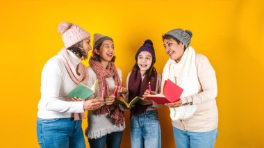 Posada Mexicana, Meksikalı aile Noel şarkıları söylüyor, Meksika 'da üç nesil boyunca Latin Amerika' da kadınlar şarkı söylüyor.