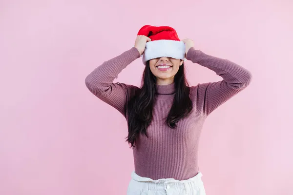 Retrato Jovem Latina Vestindo Chapéu Papai Noel Com Espaço Cópia — Fotografia de Stock