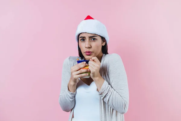 Mulher Natal Hispânico Com Uma Caneca Barro Café Frutas Soco — Fotografia de Stock