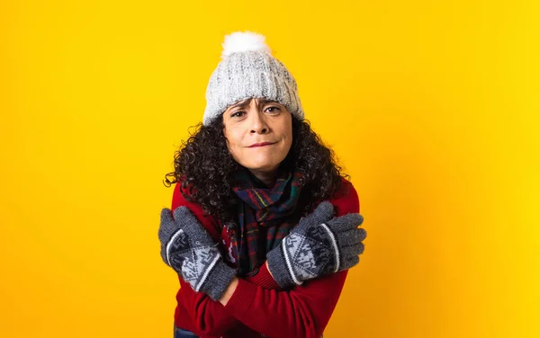 Latinamerikansk Vuxen Kvinna Med Fruset Ansikte Och Kallt Vinter Tröja — Stockfoto