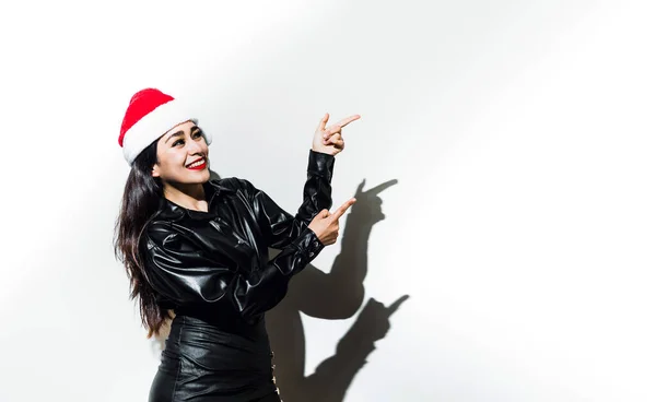 Retrato Jovem Latina Apontando Dedo Para Copiar Espaço Conceito Natal — Fotografia de Stock