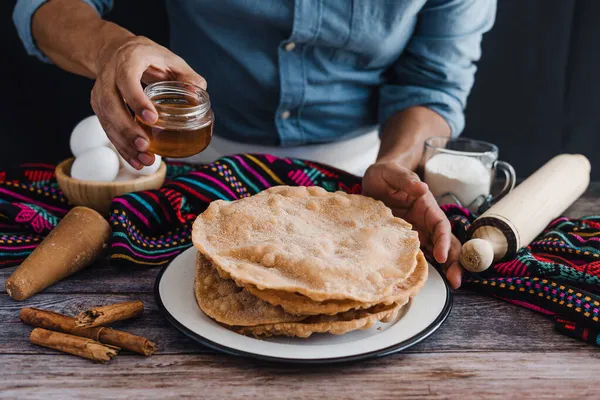 Ruce Mexického Muže Vaření Bunuelos Recept Ingredience Tradiční Dezert Vánoce — Stock fotografie