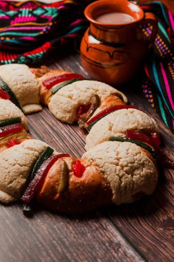 Rosca de Reyes ya da Epiphany keki ve Meksika Latin Amerika 'da tahta bir masada Meksika sıcak çikolatası.