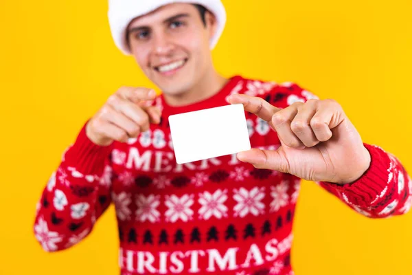 Retrato Latino Segurando Cartão Vazio Para Fazer Compras Natal Usando — Fotografia de Stock