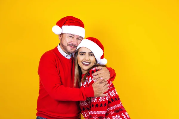 Pai Filha Latinos Camisola Vermelha Natal Santa Chapéu Retrato Fundo — Fotografia de Stock