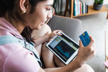 Genç Latin Kadın Kripto Para İle Ticaret ve Meksika Latin Amerika 'da dijital tablet istatistikleri gözden geçirme