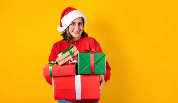 Retrato Mulher Adulta Latina Segurando Caixa Presente Natal Fundo Amarelo — Fotografia de Stock