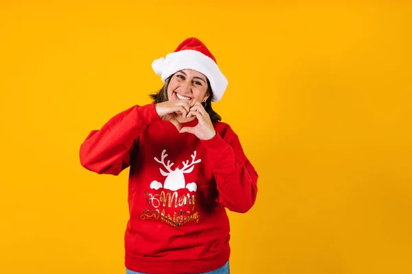 Retrato Mulher Adulta Latina Usando Chapéu Papai Noel Fundo Amarelo — Fotografia de Stock