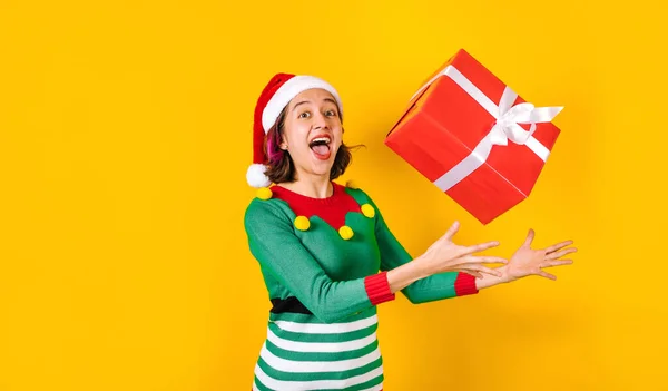 Retrato Adolescente Latina Segurando Caixa Presente Natal Fundo Amarelo América — Fotografia de Stock