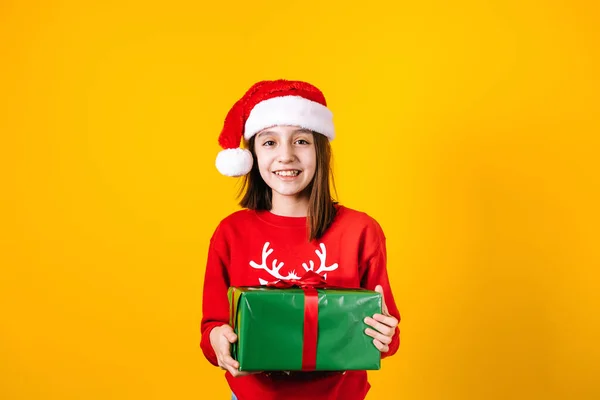 Retrato Menina Latina Segurando Caixa Presente Natal Fundo Amarelo América — Fotografia de Stock