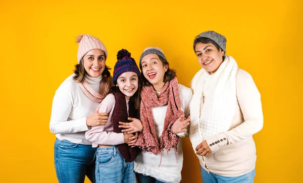 メキシコの黄色の背景に幸せなラテン語の家族の3世代のヒスパニック女性の冬の肖像ラテンアメリカ — ストック写真