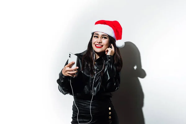 Портрет Латинки Капелюсі Санти Різдво Навушниками Слухають Музику Білому Тлі — стокове фото