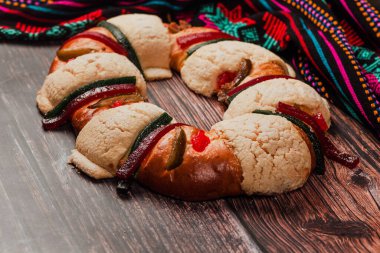 Rosca de Reyes veya Epiphany pastası. Meksika 'da tahta masada krallar günü için.